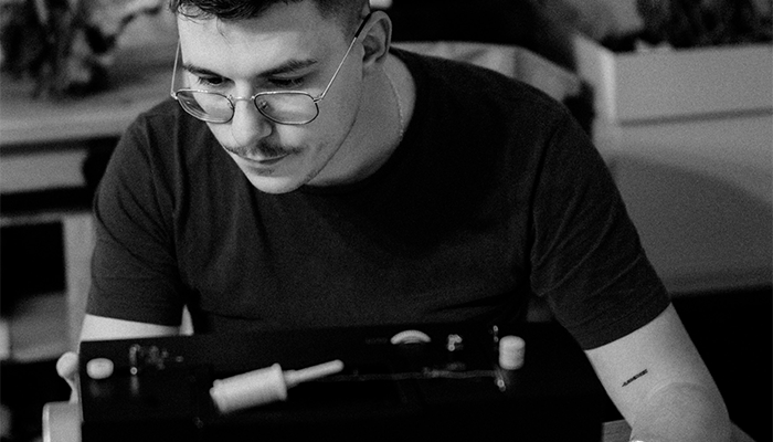 Clément de Touche C en atelier couture dans le Cotentin