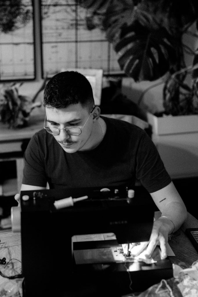 Création textile artisanale en cours de couture