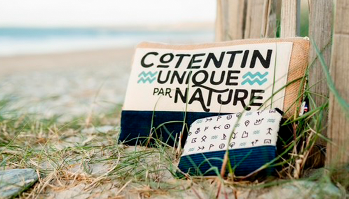 Pochettes zippées Cotentin Uniques Upcyclées à partir de totes bags, posés sur le sable à la plage, à Cherbourg,