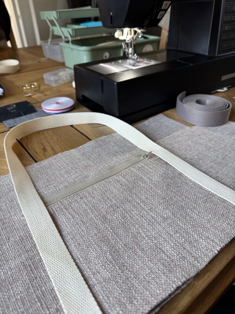 Couture sac george face avant, avec sa fermeture zippée pratique, sac en cuir et coton lin, upcyclé