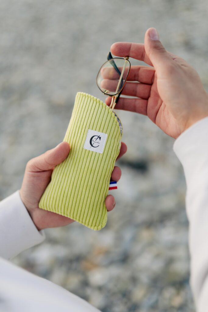 Etui à lunette vert côtelé, avec une pair de lunette rangée à l'intérieur