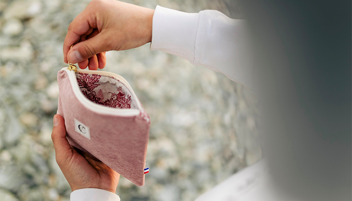 Pochette Upcyclée Touche C rose côtelée, en train d'être ouverte