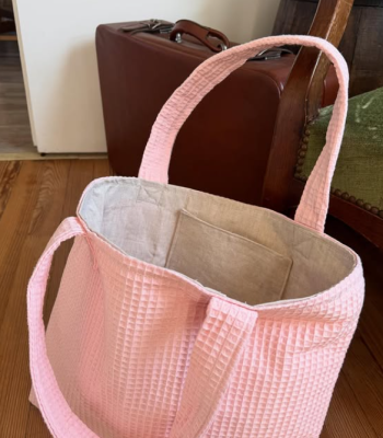 Tote bag posé rose en tissu nid d'abeille