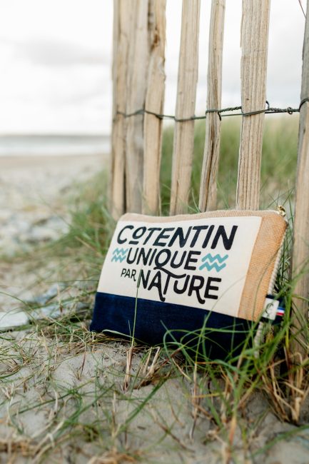 Pochette Zipée upcyclée, à partir d'un tote bag de la marque Cotentin Unique, posé à la plage
